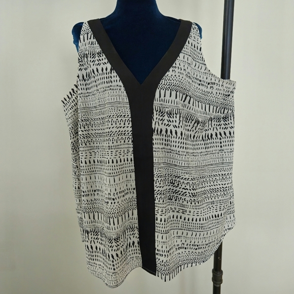 DKNYC Sleeveless Blouse 1X V Neck Geometric Black & White Tribal Print Career - Picture 9 of 9